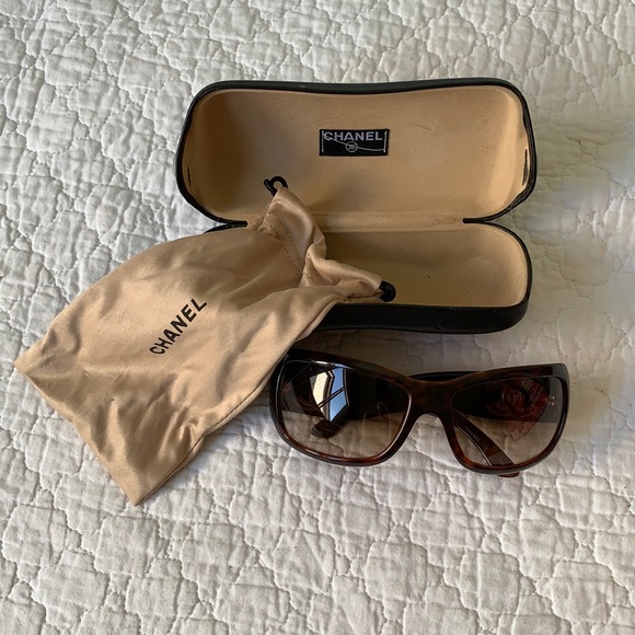 CHANEL sunglasses- tortoise shell with gold detail - Picture 1 of 7
